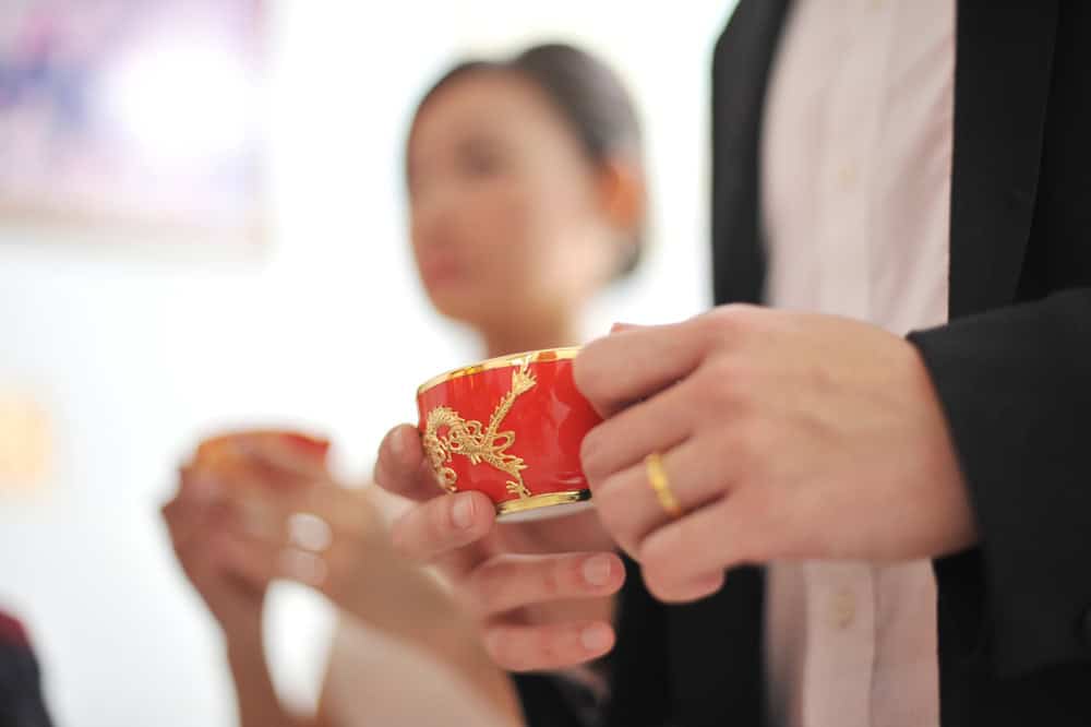 บ่าวสาวยกน้ำชาในพิธีแต่งงานแบบจีน