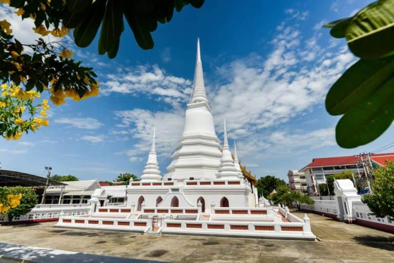 พระมหาเจดีย์สีขาว วัดเขมาภิรตารามราชวรวิหาร จังหวัดนนทบุรี