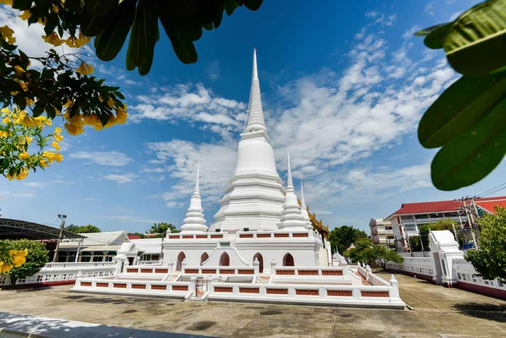 พระมหาเจดีย์สีขาว วัดเขมาภิรตารามราชวรวิหาร จังหวัดนนทบุรี