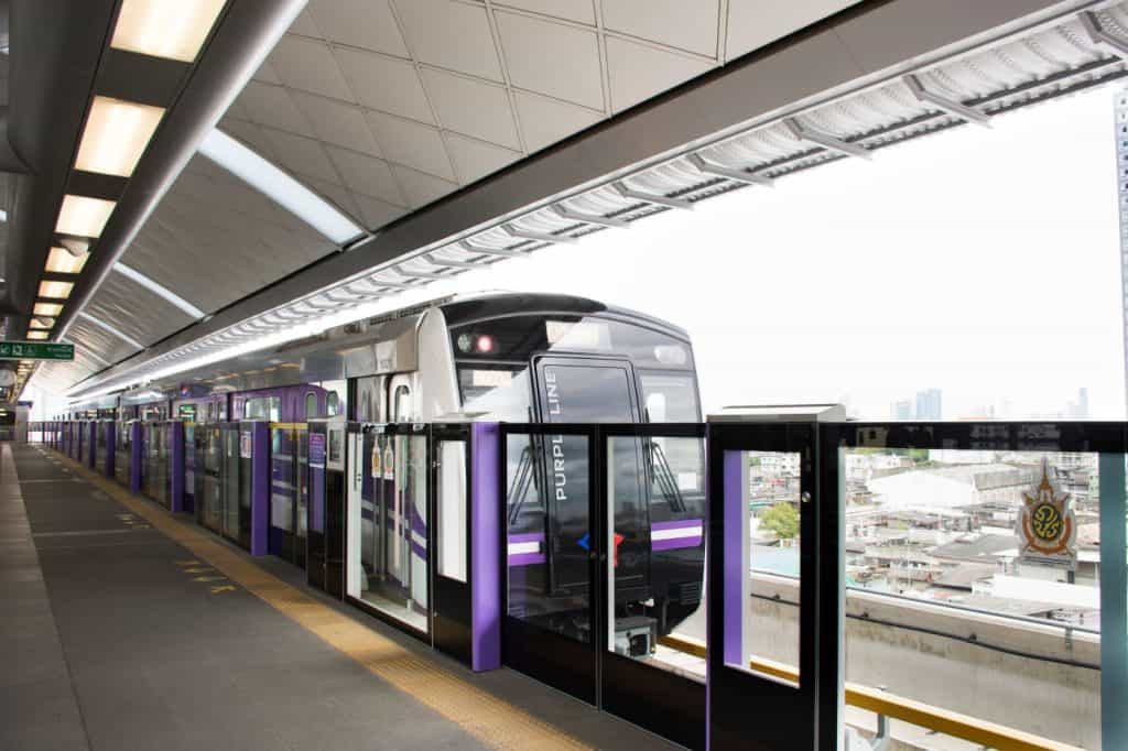 หญิงสาวกำลังเดินทางไปศูนย์ราชการนนทบุรีโดยรถไฟฟ้าใต้ดิน