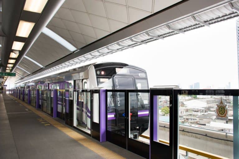 หญิงสาวกำลังเดินทางไปศูนย์ราชการนนทบุรีโดยรถไฟฟ้าใต้ดิน