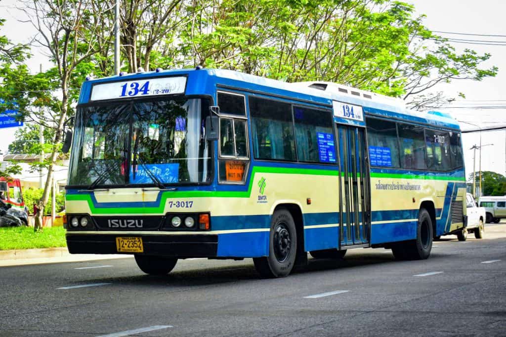 การเดินทางไปศูนย์ราชการนนทบุรีสามารถทำได้ด้วยรถเมล์สาย สาย 1-62, 134, 191, 2-3 (18), ต.15