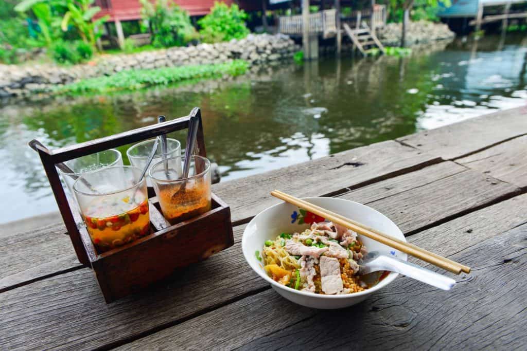 เมนูก๋วยเตี๋ยวริมน้ำ ที่ตลาดน้ำนนทบุรี