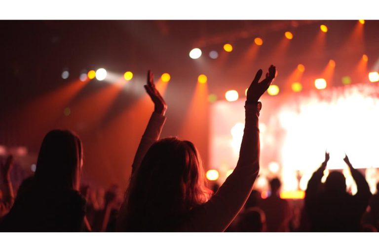 แฟนคลับกำลังสนุกสนานกับการไปคอนเสิร์ตครั้งแรก