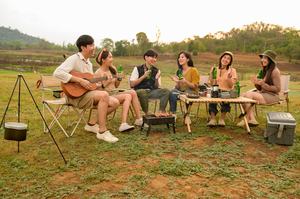 พนักงานทำกิจกรรม Team Building แบ่งกลุ่มล้อมวงพูดคุย แลกเปลี่ยนความรู้สึก