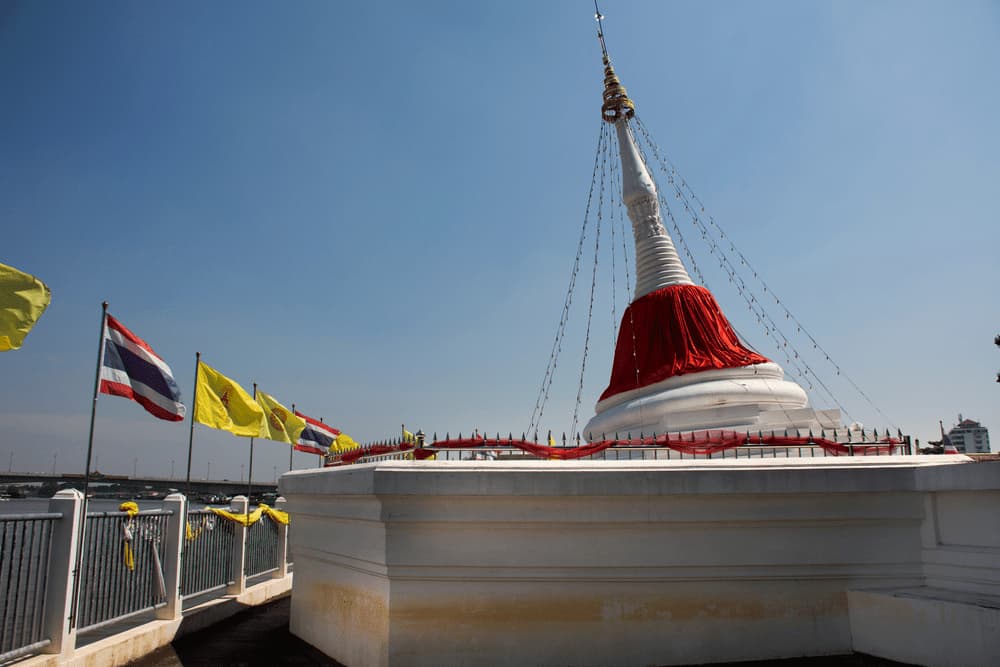 หนึ่งในสถานที่เที่ยวแถวปากเกร็ดยอดนิยม คือการไปสักการะวัดวาอาราม