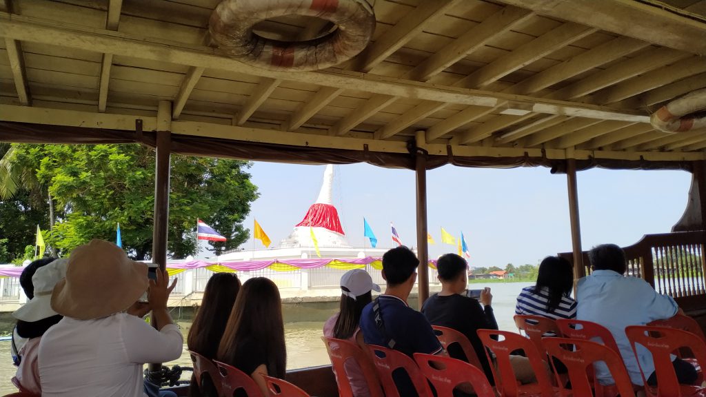 Day trippers arriving at Ko Kret Island by boat on the Chao Phraya River